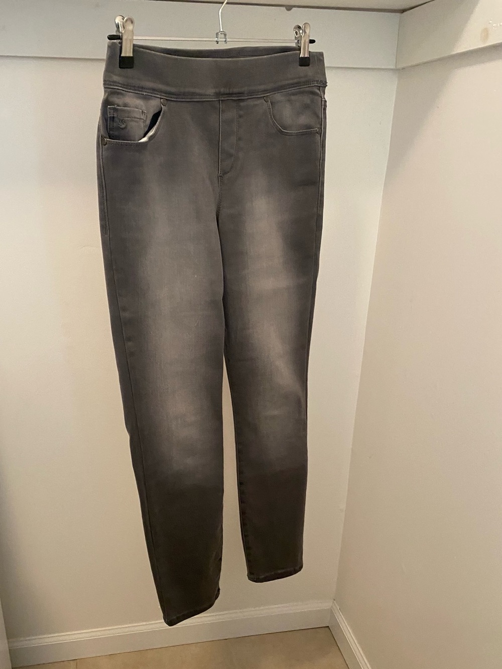 Gloria Vanderbilt Petite Grey Pull-On Skinny Jeans - EUC